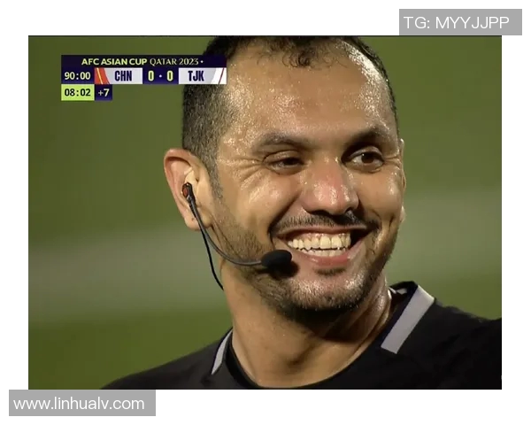 国足比赛争议再起球迷质疑裁判黑哨现象引发热议